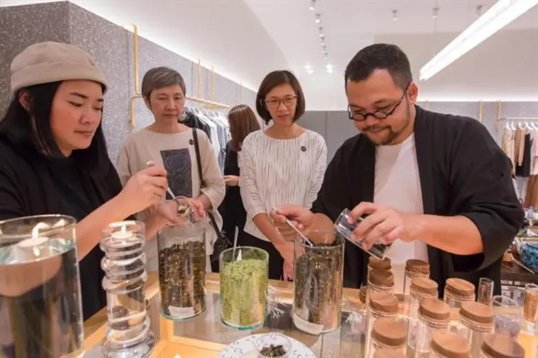 กรุงศรี เอ็กซ์คลูซีฟ ร่วมกับ ศูนย์การค้าดิ เอ็มโพเรียม และดิ เอ็มควอเทียร์ มอบความสุขให้ลูกค้าคนสำคัญ ชวนลูกค้าภาคใต้ร่วมทริปสุดเอ็กซ์คลูซีฟ “ช้อปปิ้ง – เวิร์กช้อป” แบรนด์หรู