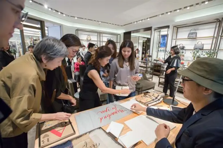 กรุงศรี เอ็กซ์คลูซีฟ ร่วมกับ ศูนย์การค้าดิ เอ็มโพเรียม และดิ เอ็มควอเทียร์ มอบความสุขให้ลูกค้าคนสำคัญ ชวนลูกค้าภาคใต้ร่วมทริปสุดเอ็กซ์คลูซีฟ “ช้อปปิ้ง – เวิร์กช้อป” แบรนด์หรู