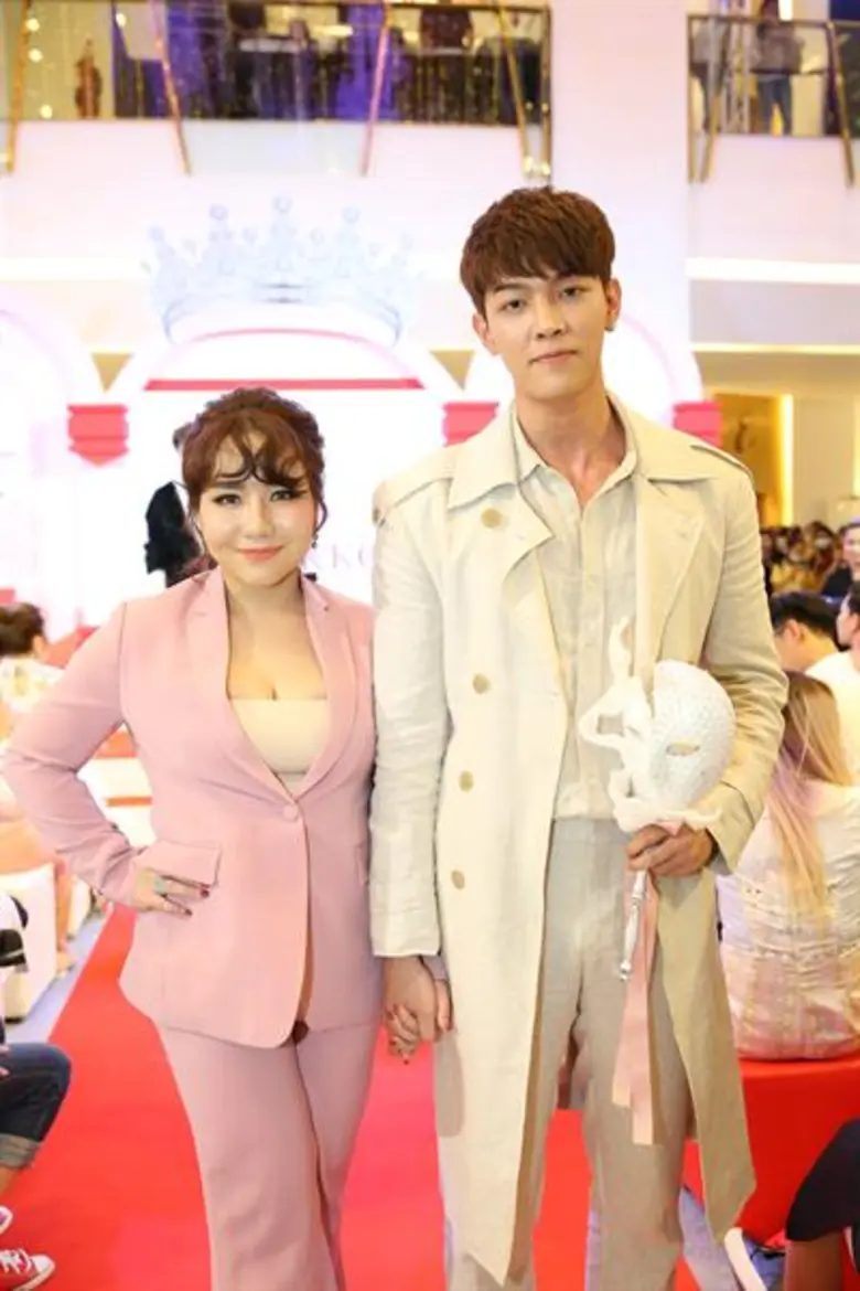 ปังเว่อร์!!! ดีเจบุ๊กโกะ ทุ่มเงิน 8 หลัก เปิดตัวธุรกิจ BOOKKO CHANGE และ BOOKKO SURGERY พร้อมเผยโฉมหน้าใหม่ของน้องสาว "เบลเยี่ยม" หลังขึ้นเขียงอัพสวยครั้งใหญ่ !!!