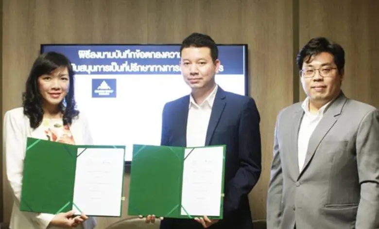 ดร. วีรพัฒน์ เพชรคุปต์ (กลาง) ประธานเจ้าห...