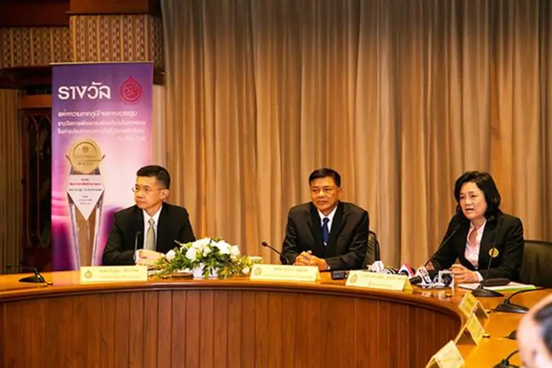 นางสาวดาวน้อย สุทธินิภาพันธ์ ผู้อำนวยการย...