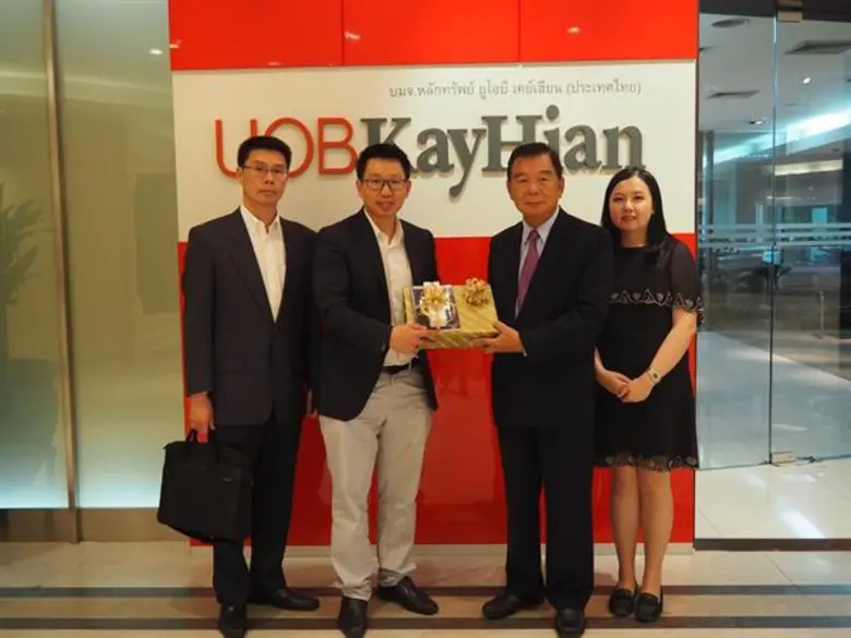 คุณพนม ควรสถาพร (กลางขวา) ประธานกรรมการบร...