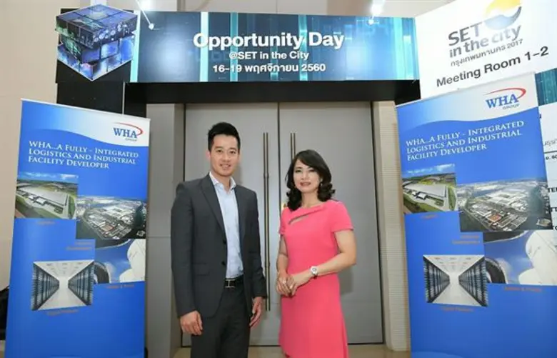 นางสาวจรีพร จารุกรสกุล (ขวา) ประธานเจ้าหน...