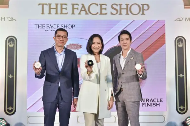 นายพิธาน องค์โฆษิต (ขวา) ประธานกรรมการบริ...