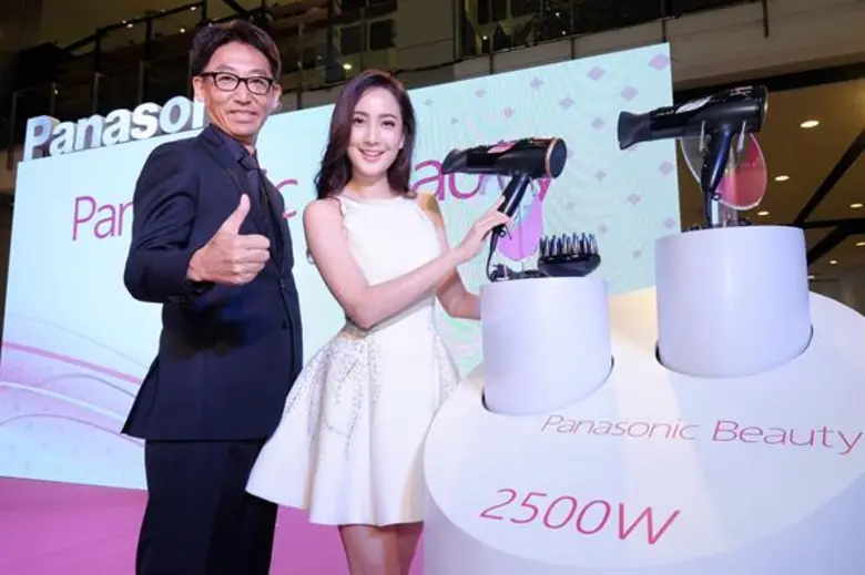 นายฮิโรยูกิ คิทาโนะ (ซ้าย) กรรมการผู้จัดก...