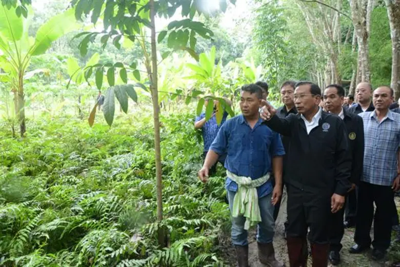 พลเอกฉัตรชัย สาริกัลยะ รัฐมนตรีว่าการกระท...