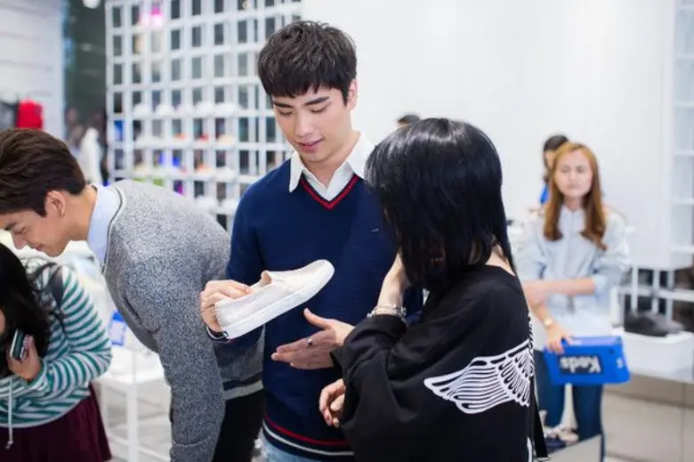 ฉลองเปิดร้าน ikon มัลติสโตร์โฉมใหม่ พร้อมดาราวัยรุ่นชื่อดัง 'เต้-ตี๋’ และขบวนสินค้ารองเท้าแฟชั่น บิวตี้ และไลฟ์สไตล์มากมายใจกลางสยามสแควร์วัน