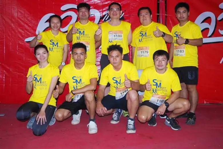 นายสมนึก จงวัฒนา (กลางแถวบน) ผู้อำนวยการบ...