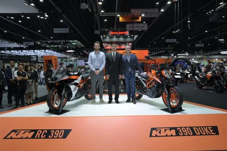 KTM เร่งเครื่องกระหึ่มส่งบิ๊กไบค์สายแข่ง “KTM RC 390” ลงมอเตอร์เอ็กซ์โป 2017 พร้อมเผยโฉมอย่างเป็นทางการกับ “KTM 390 DUKE” โฉมใหม่ ท้านักบิดสายเรซซิ่งสัมผัสประสบการณ์สุดท้าทายแบบ Ready To Race