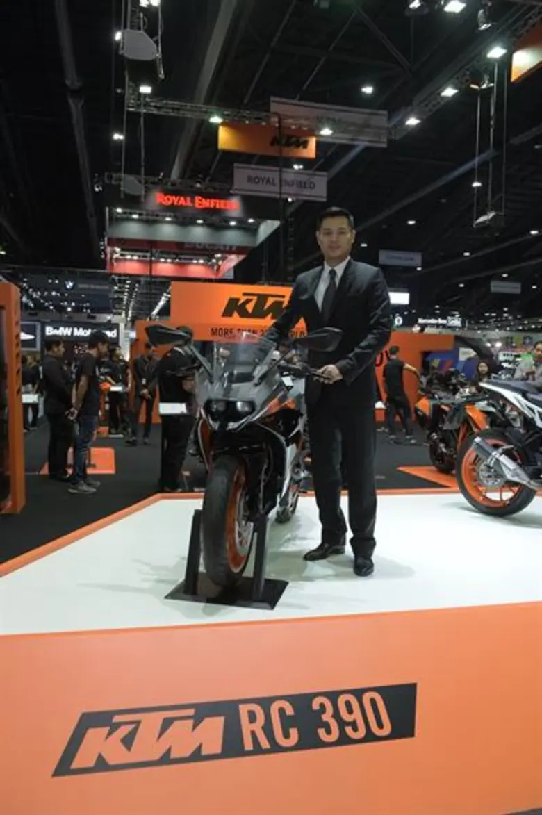 KTM เร่งเครื่องกระหึ่มส่งบิ๊กไบค์สายแข่ง “KTM RC 390” ลงมอเตอร์เอ็กซ์โป 2017 พร้อมเผยโฉมอย่างเป็นทางการกับ “KTM 390 DUKE” โฉมใหม่ ท้านักบิดสายเรซซิ่งสัมผัสประสบการณ์สุดท้าทายแบบ Ready To Race