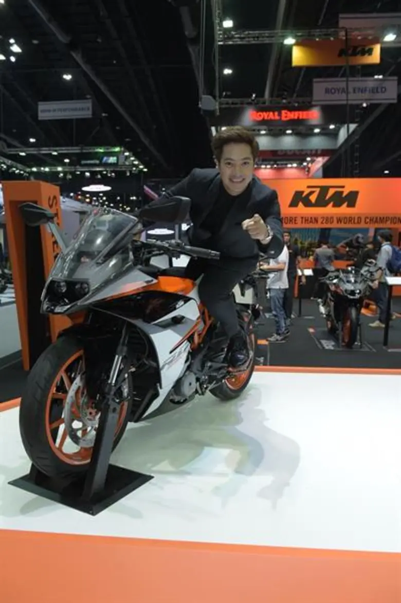 KTM เร่งเครื่องกระหึ่มส่งบิ๊กไบค์สายแข่ง “KTM RC 390” ลงมอเตอร์เอ็กซ์โป 2017 พร้อมเผยโฉมอย่างเป็นทางการกับ “KTM 390 DUKE” โฉมใหม่ ท้านักบิดสายเรซซิ่งสัมผัสประสบการณ์สุดท้าทายแบบ Ready To Race