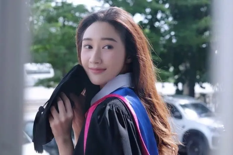 แสดงความยินดีกับบัณฑิตใหม่ป้ายแดง สาว ยีน...