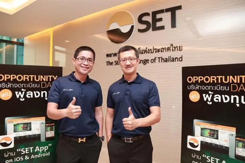 ดร.ชเนศวร์ แสงอารยะกุล (ซ้าย) ประธานกรรมก...