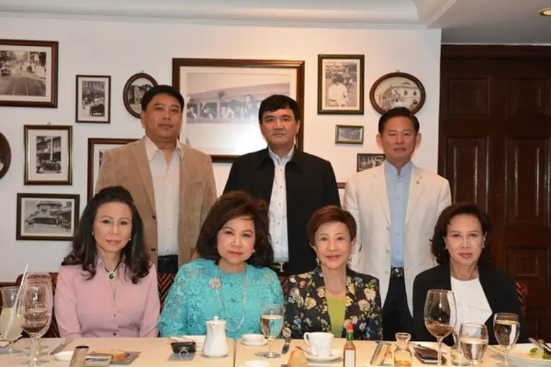 ท่านผู้หญิงวิระยา ชวกุล เลี้ยงอาหารกลางวั...