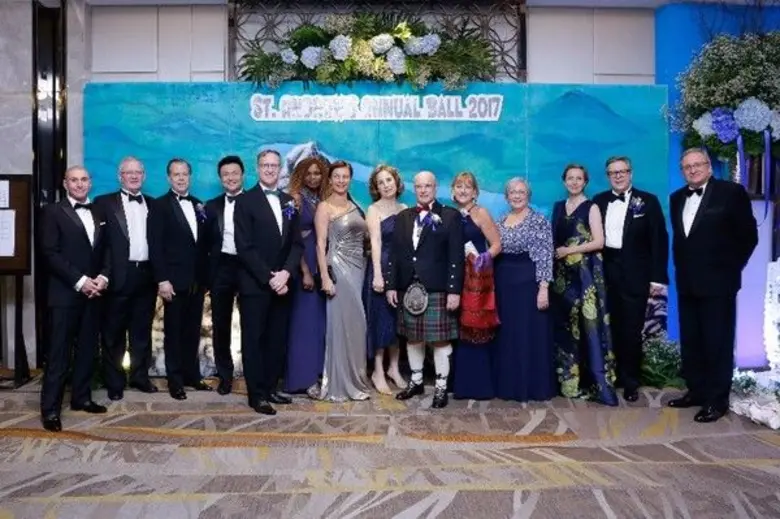 มร. เดวิด คัมมิ่ง (ที่ 6 จากขวา) รองประธา...