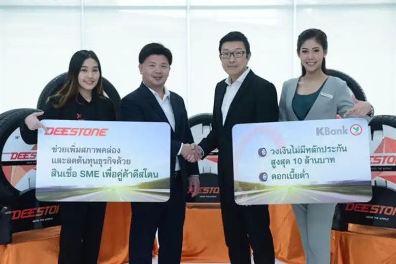 นายอัครนันท์ ฐิตสิริวิทย์ (ขวา) ผู้ช่วยกร...