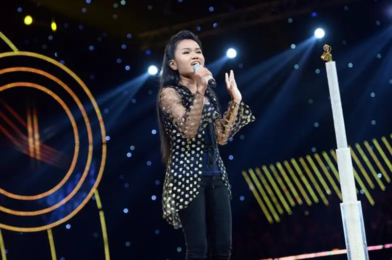 ทีวีไกด์: รายการ “ร้องแลก แจกเงิน Singer Takes It All” (ซิงเกอร์ เทคอิท ออล) “เอิ้นขวัญ วรัญญา” นิ่งไม่ไหว จีบนักศึกษาชาย กลางเวที “ร้องแลก แจกเงินฯ” วันนี้จะกลับไปแบบไม่โสด!!!