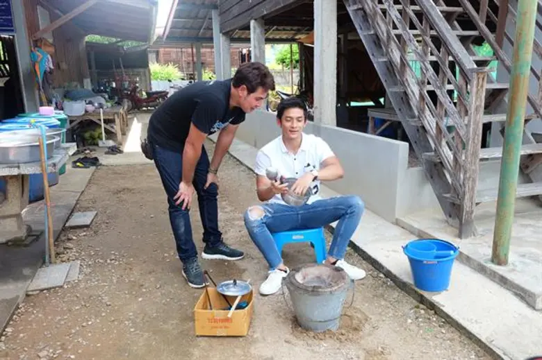 ทีวีไกด์: รายการ "สมุดโคจร On The Way" “แสงแห่งชีวิต” แสงแห่งน้ำพระทัยจากพ่อหลวง