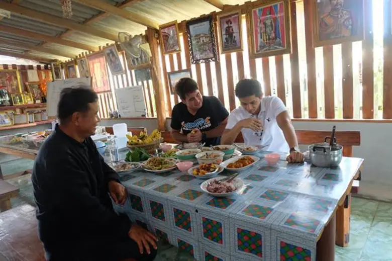 ทีวีไกด์: รายการ "สมุดโคจร On The Way" “แสงแห่งชีวิต” แสงแห่งน้ำพระทัยจากพ่อหลวง