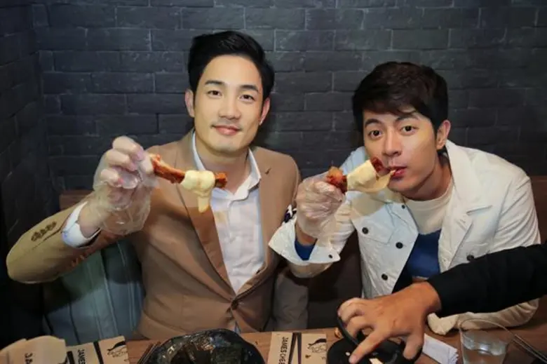 ป้อง-อ้วน นำทีมดาราหนุ่มหน้าใส หัวใจโอ้ปป้าเปิดประสบการณ์ จุ่ม พัน ยั่ว กับร้าน เจมส์ ชีส สาขาแรกในประเทศไทย เปิดแล้ววันนี้!!!