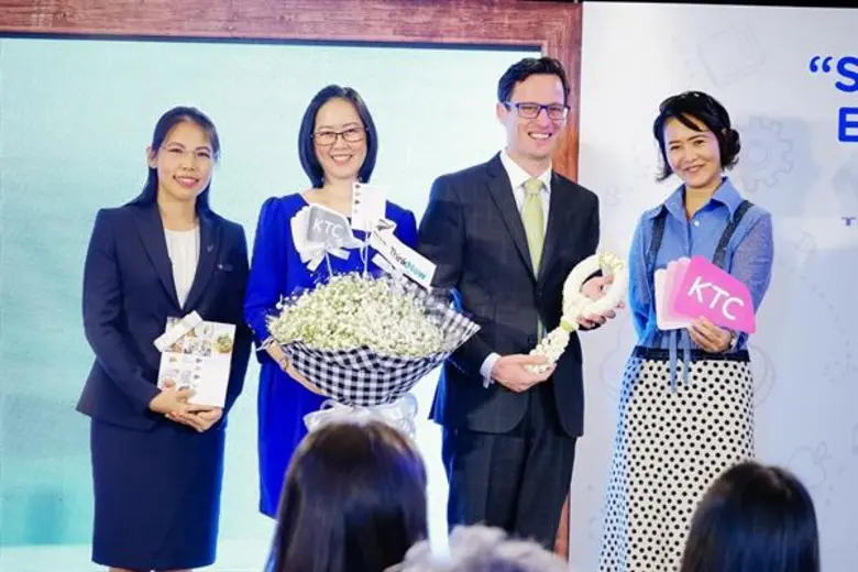 นายเจมส์ แอนเดอร์เซน (ที่ 3จากซ้าย) อุปฑู...