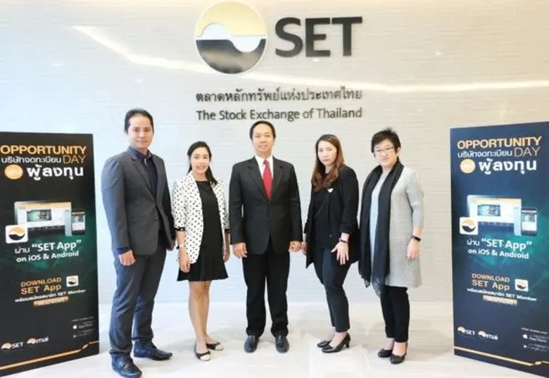 นายสุทธิรักษ์ เสถียรภาพอยุทธ์ (ยืนกลาง) ก...