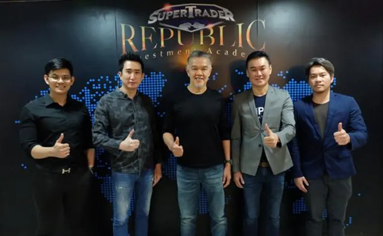 นายกระทรวง จารุศิระ (ที่ 2 จากซ้าย) ประธา...