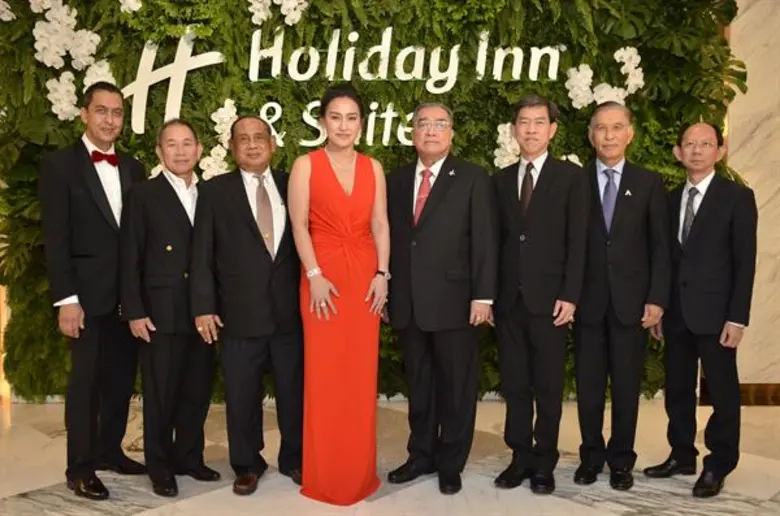 วิรัช ชินวินิจกุล (ที่ 4 จากขวา) องคมนตรี...