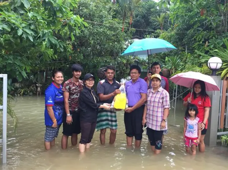 กรมส่งเสริมสหกรณ์สั่งเจ้าหน้าที่สำรวจความเสียหายจังหวัดที่ประสบอุทกภัย เบื้องต้นให้ความช่วยเหลือนำถุงยังชีพไปแจกจ่ายให้สมาชิกสหกรณ์ในพื้นที่น้ำท่วมภาคใต้