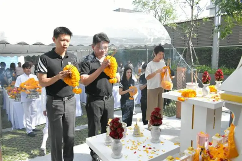 คุณชาติชาย พานิชชีวะ ประธานกรรมการ และ คุ...