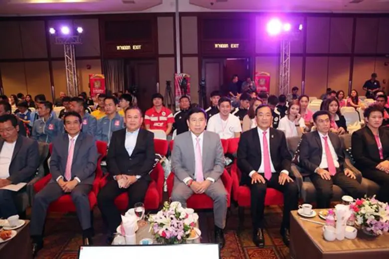 นายชาติชาย พยุหนาวีชัย ผู้อำนวยการธนาคารอ...