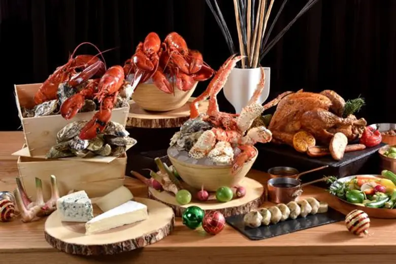 บุฟเฟ่ต์อาหารนานาชาติฉลองเทศกาลวันคริสต์มาสอีฟและวันคริสต์มาส ณ โรงแรม ดิ โอกุระ เพรสทีจ กรุงเทพฯ