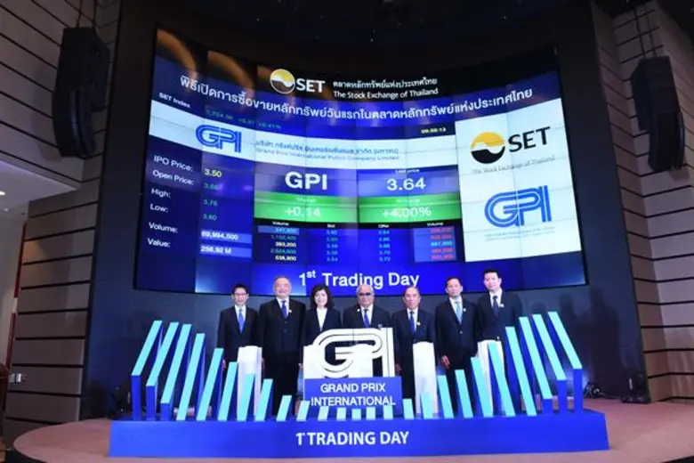 นายยุทธ วรฉัตรธาร (ที่ 3 จากขวา) ประธานกร...