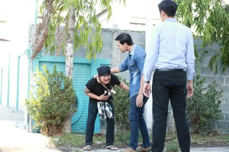 แอมป์-พีรวัศ อ่วม...โดนแทง...!!! อู๊ด เป็นต่อ สวมบทฮีโร่เข้าช่วยชีวิตในละคร “เล่ห์รักยาใจ”