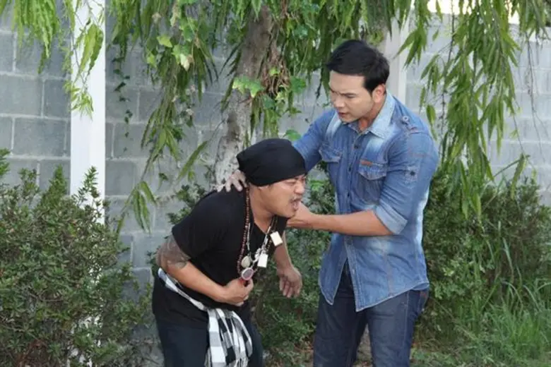 แอมป์-พีรวัศ อ่วม...โดนแทง...!!! อู๊ด เป็นต่อ สวมบทฮีโร่เข้าช่วยชีวิตในละคร “เล่ห์รักยาใจ”