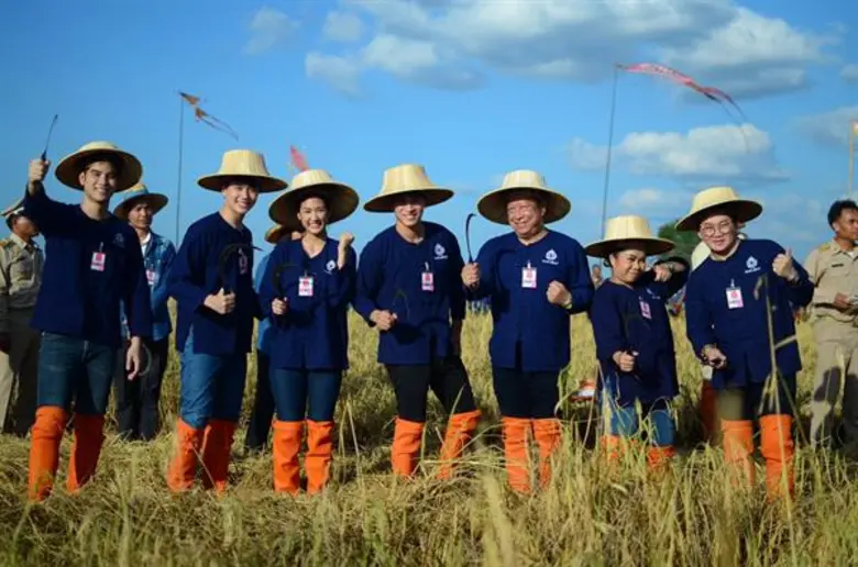 ศิลปิน-ดาราร่วมแรงร่วมใจ ลงแขกเกี่ยวข้าวโครงการซแรย์อทิตยา