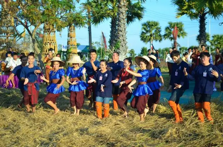 ศิลปิน-ดาราร่วมแรงร่วมใจ ลงแขกเกี่ยวข้าวโครงการซแรย์อทิตยา