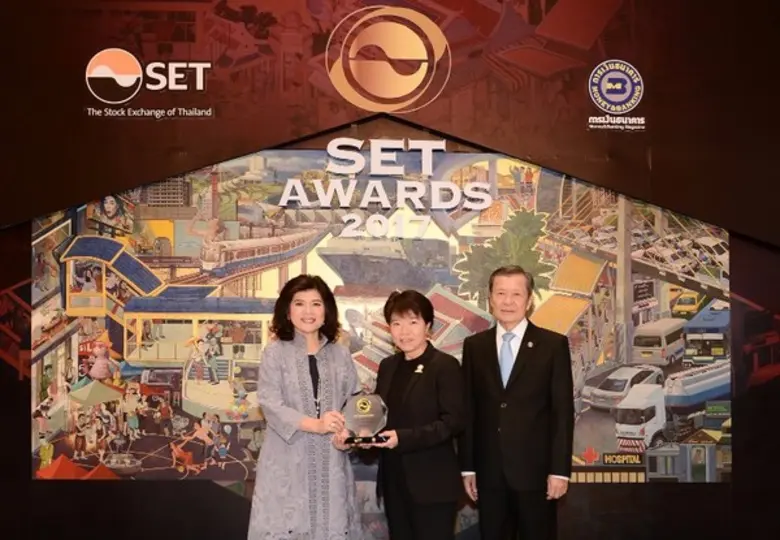 คุณสุณี เสรีภาณุ (กลาง) ประธานเจ้าหน้าที่...