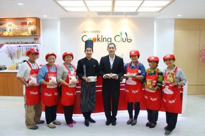 ไชยพัฒน์ อ่องศรี (ที่ 4 จากขวา) กรรมการสม...