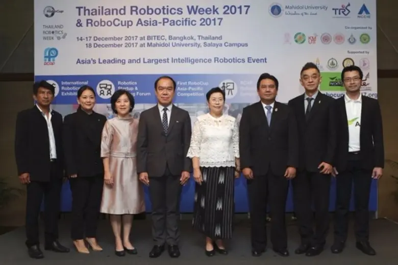 นางสาวอัจฉรินทร์ พัฒนพันธ์ชัย (กลาง) ปลัด...