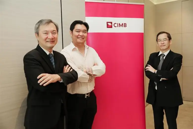 นายชัยวัฒน์ ศรีวรรณวัฒน์ (ซ้าย) กรรมการผู...