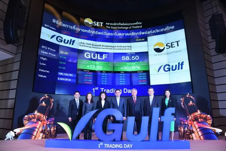 นายสารัชถ์ รัตนาวะดี (กลาง) ประธานเจ้าหน้...