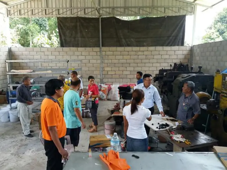 กยท.จ.กระบี่ ปิ๊ง! แนวคิด เชื่อมสถาบันเกษตรกร-ผู้ประกอบกิจการยาง จับมือผลิตรองเท้าแตะยางพาราส่งขาย ผสานต้นน้ำสู่ปลายน้ำ สร้างรายได้เพิ่มมูลค่า