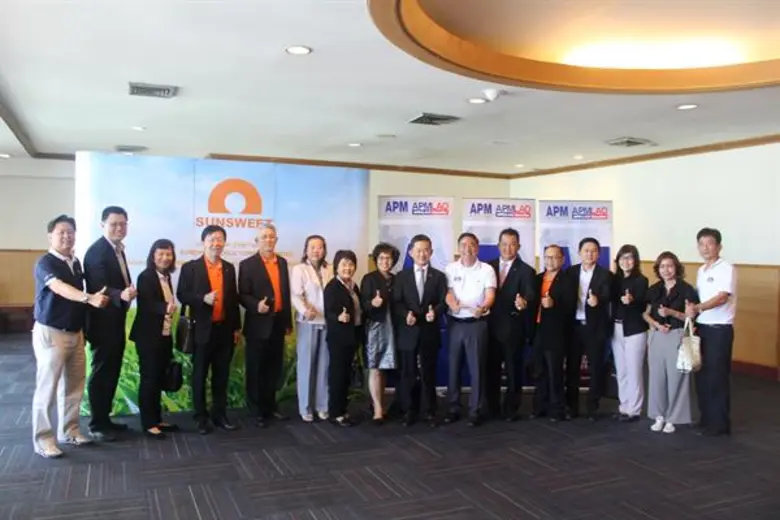 ดร.องอาจ กิตติคุณชัย (ที่ 8 จากขวา) ประธา...