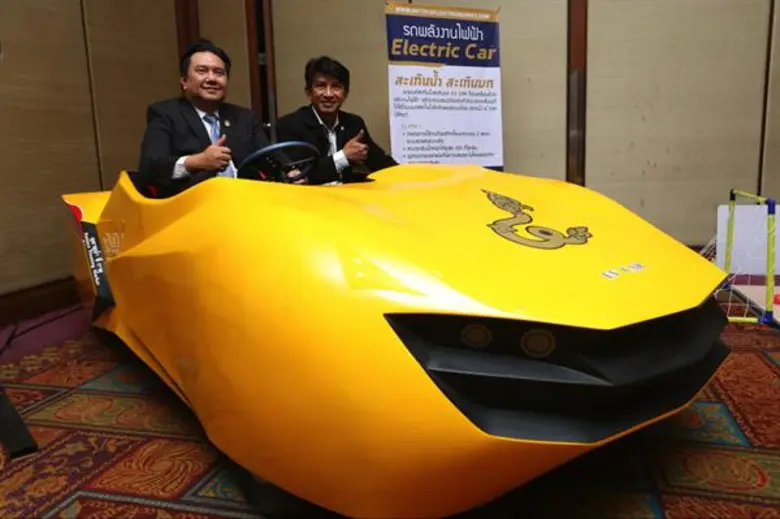 นายมนัส มีพงษ์ (ขวา) ประธานบริษัท ตลาดน้ำ...