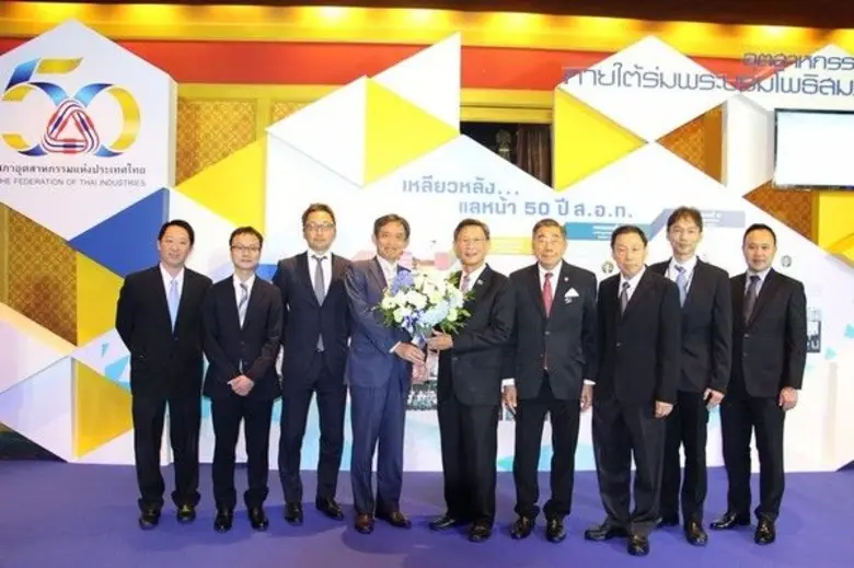 นายเคียวซุเกะ ซาซากิ (ที่ 4 จากซ้าย) ประธ...