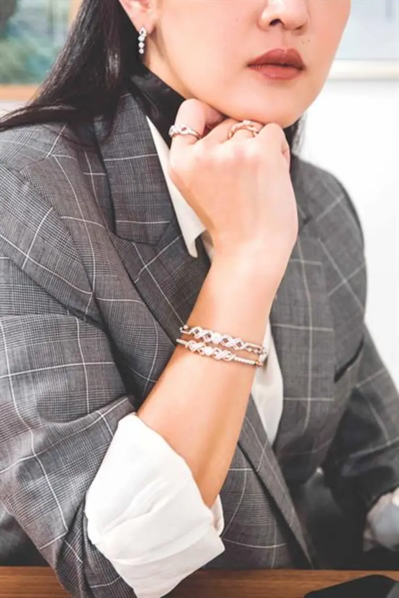 เติมเต็มเสน่ห์ความมีชีวิตชีวาให้เปล่งประกายส่งท้ายปี  ด้วย “บิวตี้ อิน โมชั่น” (Beauty in Motion)  เครื่องประดับเพชรแรงบันดาลใจจากความพลิ้วไหวของริบบิ้น คอลเลกชั่นล่าสุดจาก “ยูบิลลี่ ไดมอนด์”