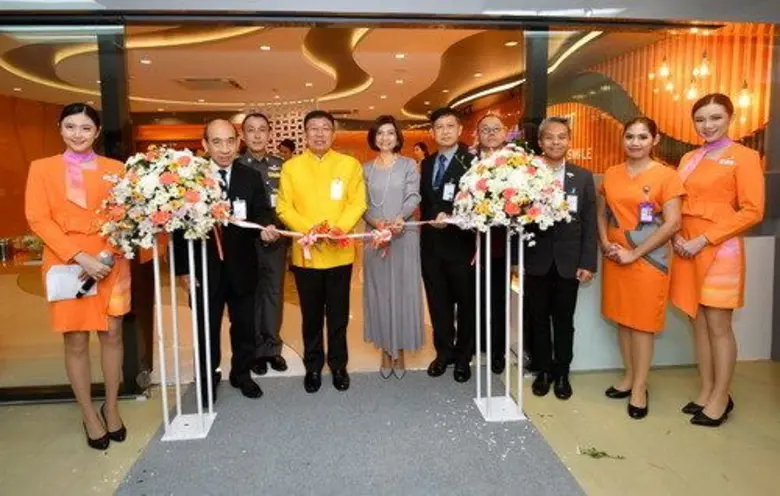 สมศักดิ์ จังตระกุล (ที่สี่จากซ้าย) ผู้ว่า...