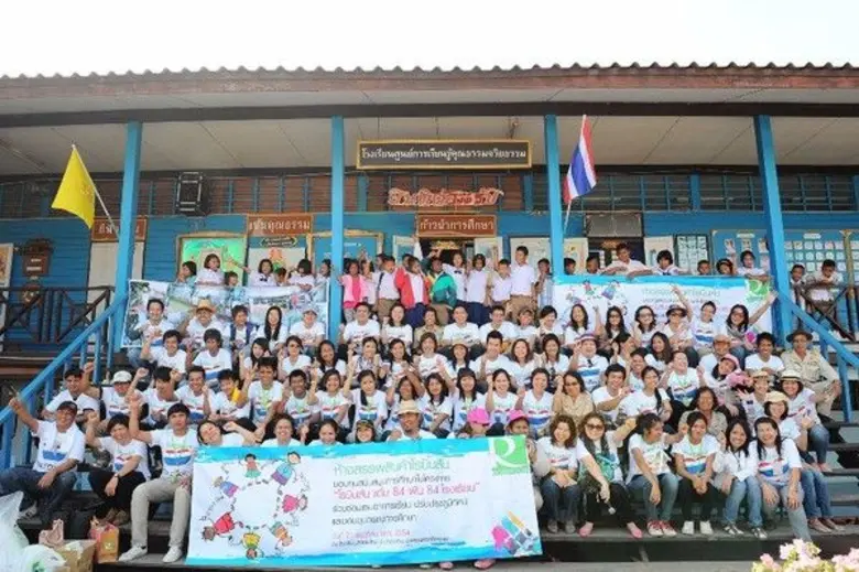 จากปัญหาห่างไกลความเจริญของโรงเรียนในท้อง...