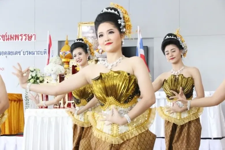 ม.ศรีปทุม จัดพิธีวางพานพุ่มเงิน-พุ่มทอง ถ...